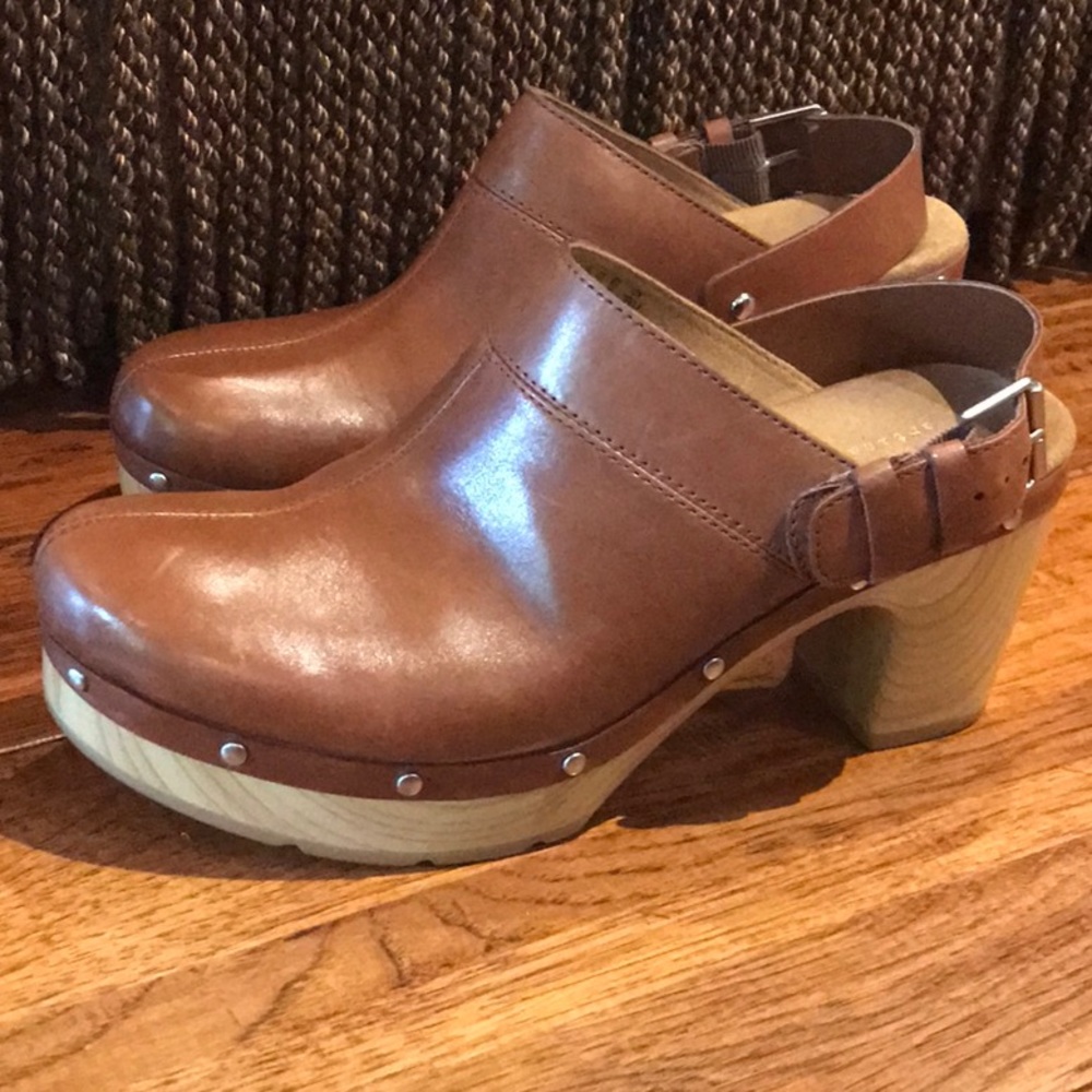 *SALE* Clark’s Artisan Wood Heel Mules/Clogs